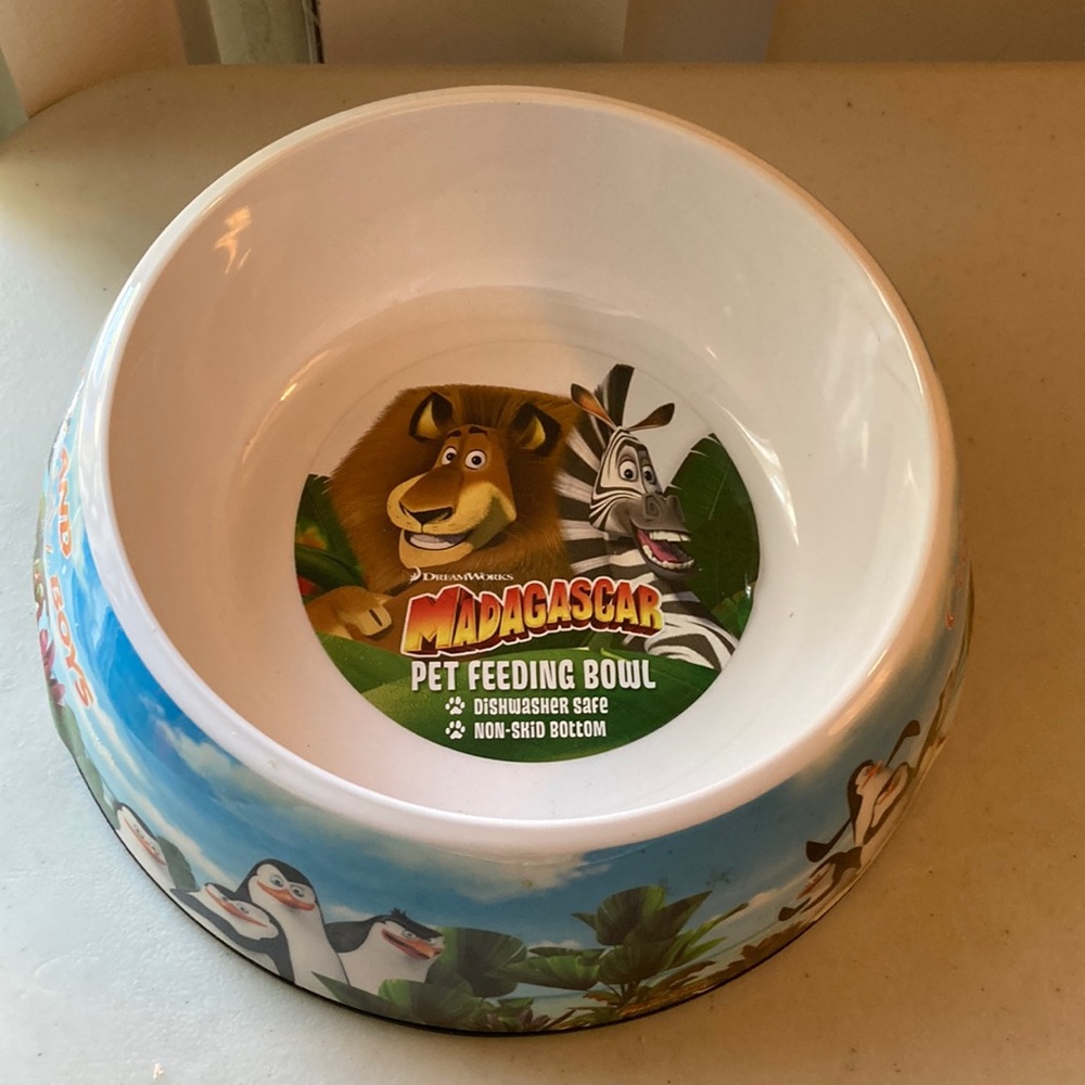 NEW Greenberry Dreamworks Madagascar 2017 Pet Feeding Bowl